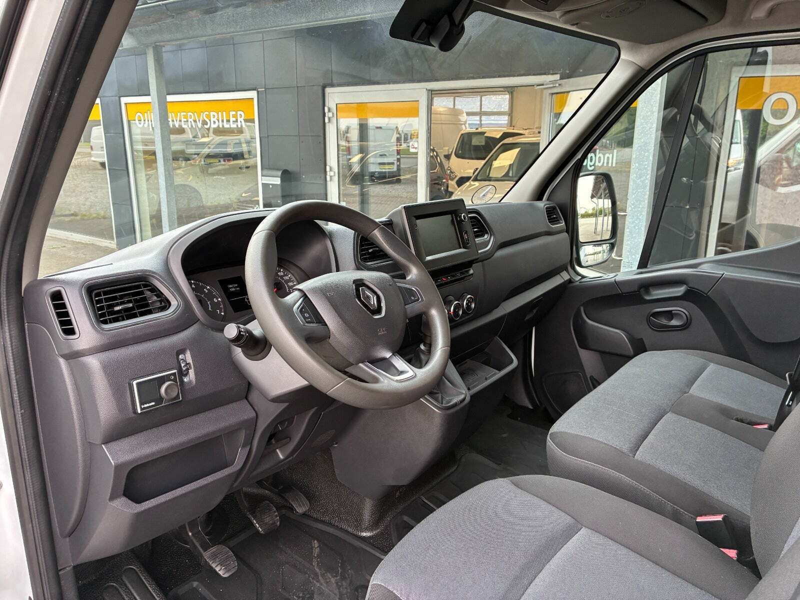 Hvid Renault Master IV T33 fra 2021