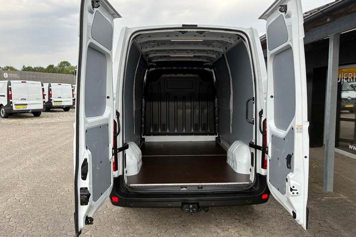 Hvid Renault Master IV T33 fra 2021