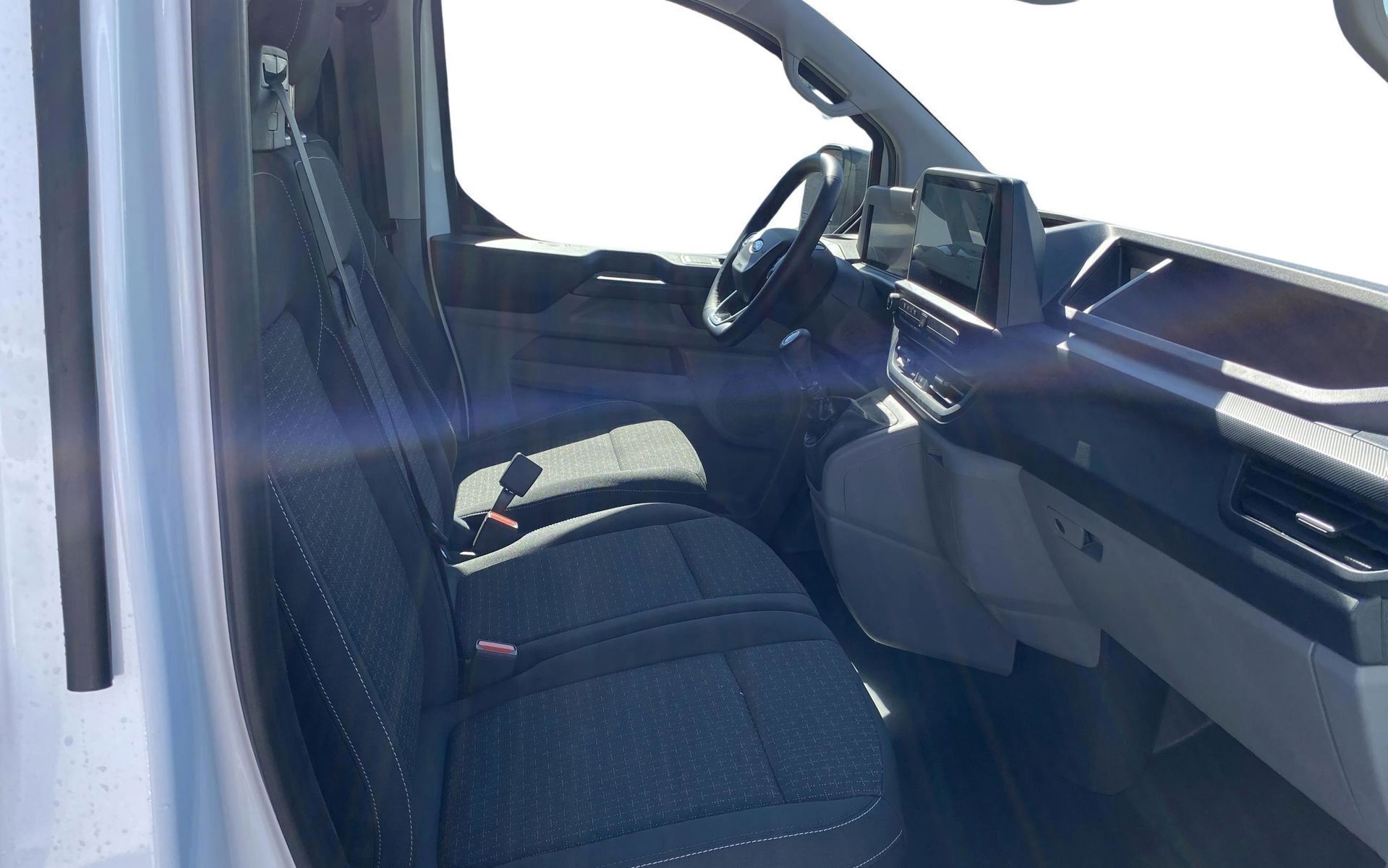 Hvid Ford Transit Custom fra 2025