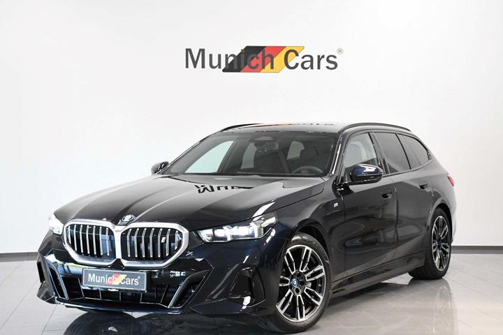 Sort BMW i5 fra 2025 set udefra