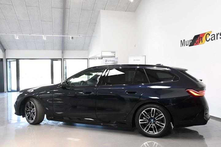 Sort BMW i5 fra 2025