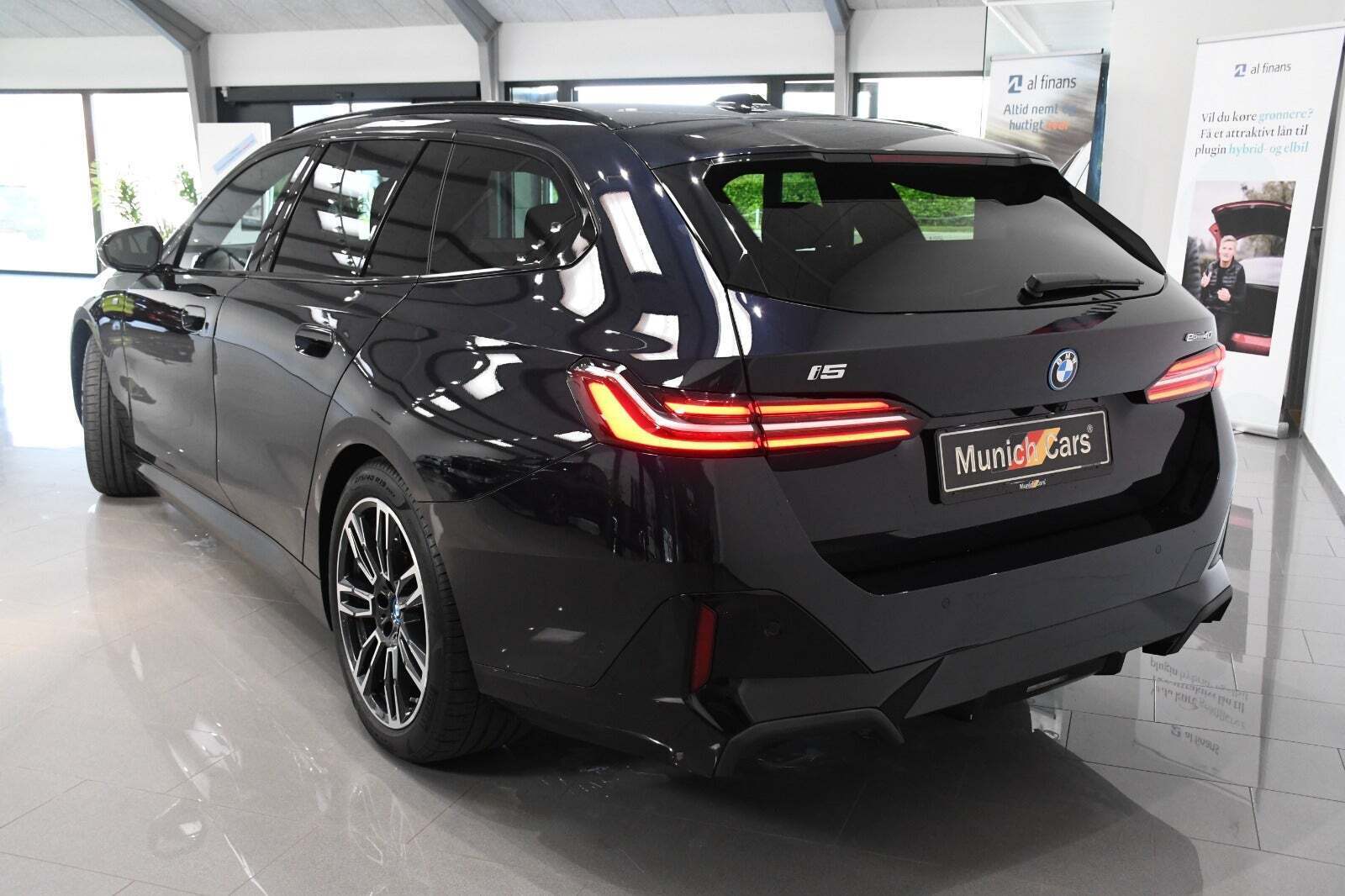 Sort BMW i5 fra 2025