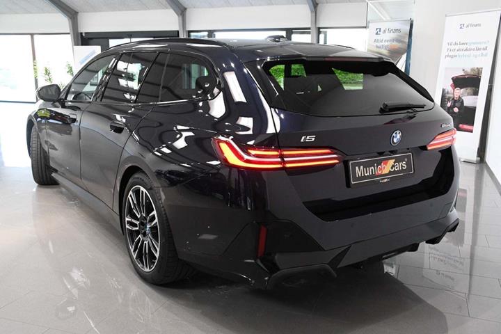 Sort BMW i5 fra 2025