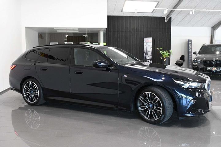 Sort BMW i5 fra 2025