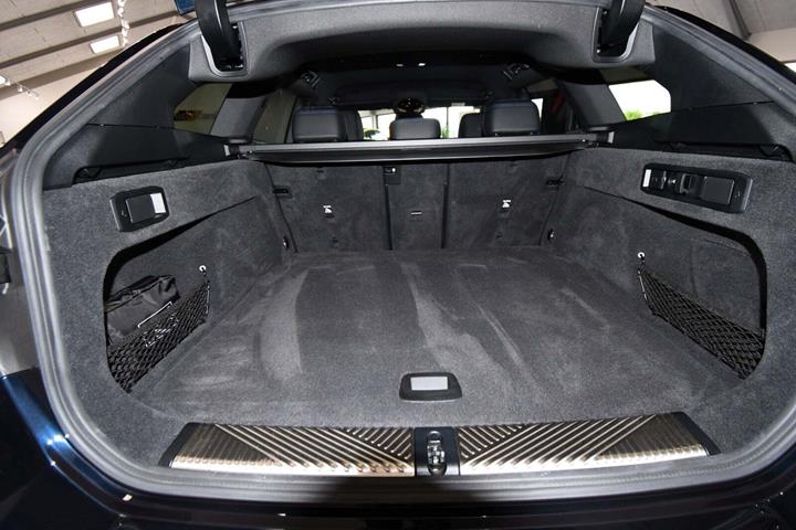 Sort BMW i5 fra 2025