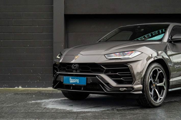 Grå Lamborghini Urus fra 2020 set udefra