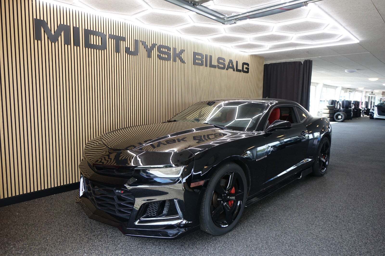 Sort Chevrolet Camaro fra 2010 set udefra