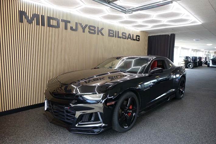 Sort Chevrolet Camaro fra 2010 set udefra