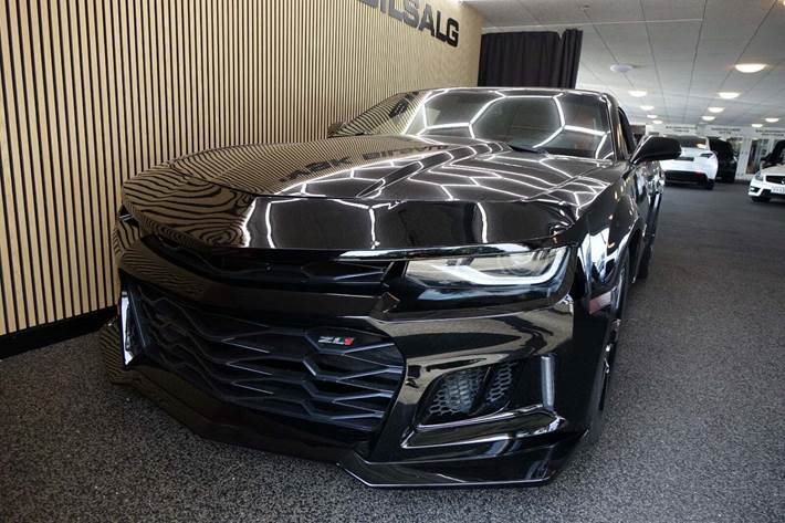 Sort Chevrolet Camaro fra 2010 set udefra