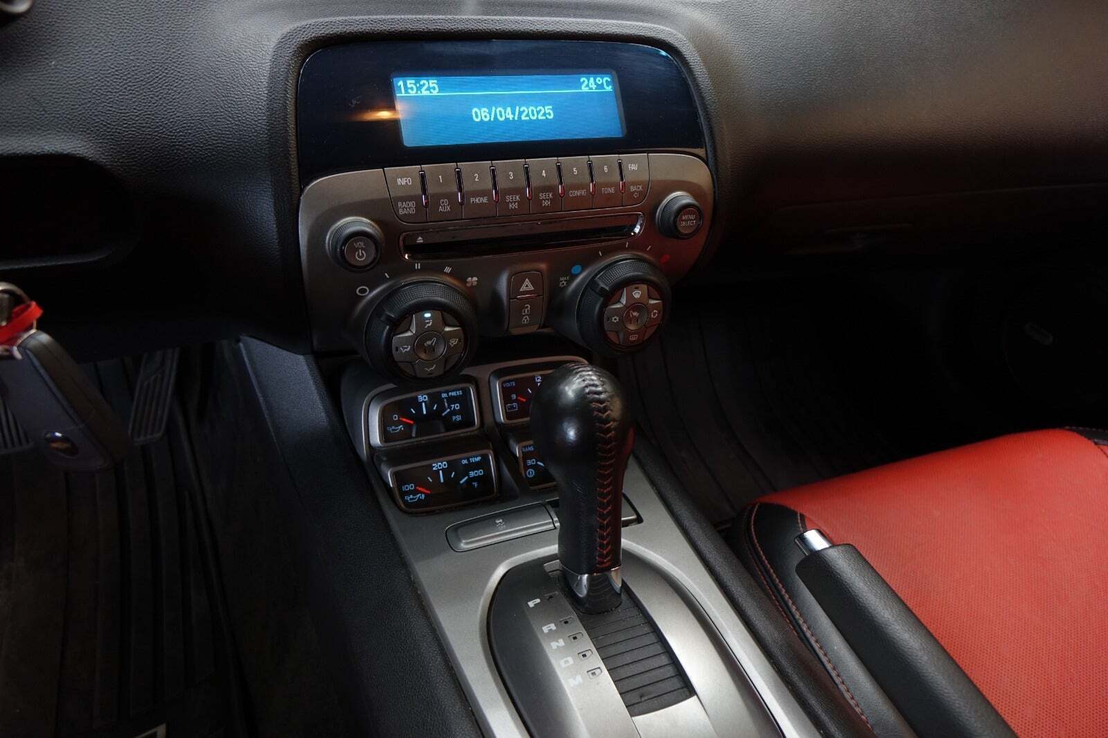 Sort Chevrolet Camaro fra 2010 set indefra