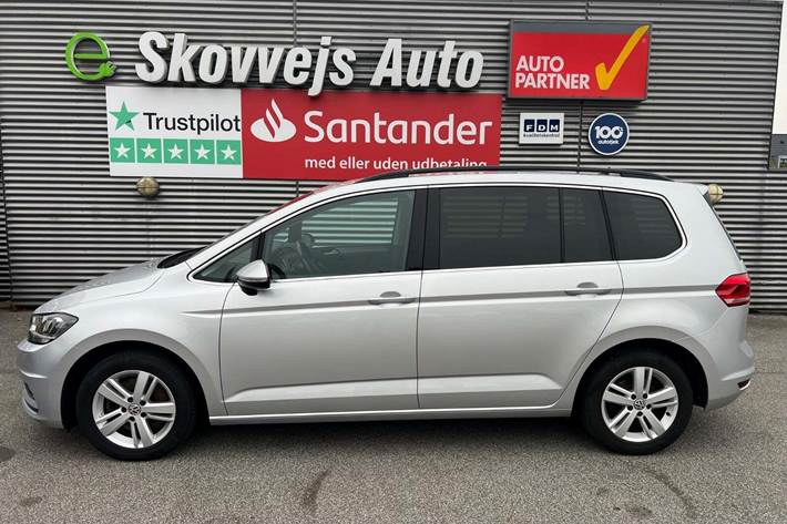 Sølv VW Touran fra 2020