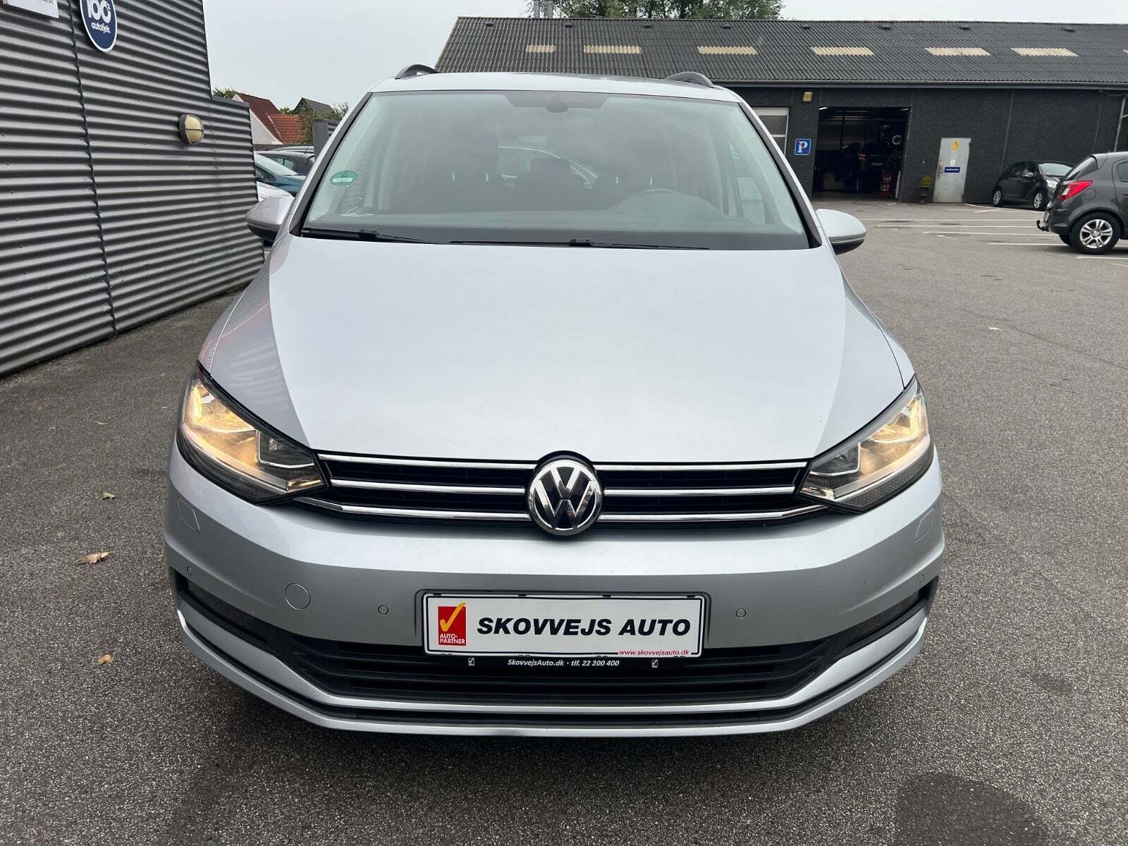 Sølv VW Touran fra 2020 set udefra
