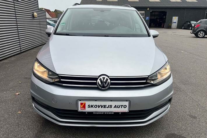 Sølv VW Touran fra 2020 set udefra