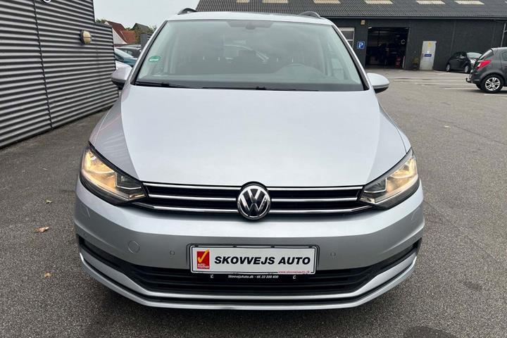 Sølv VW Touran fra 2020 set udefra