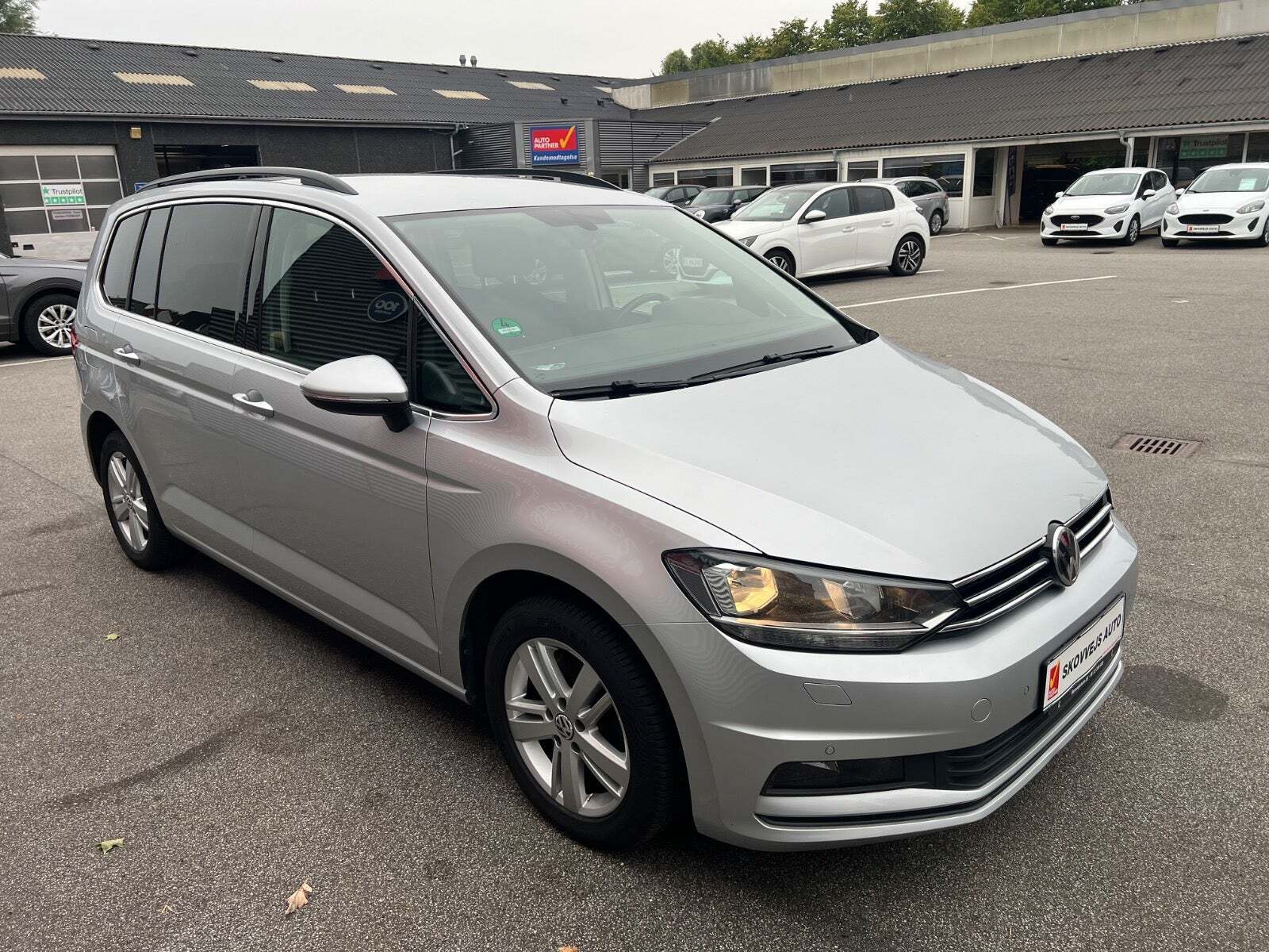 Sølv VW Touran fra 2020