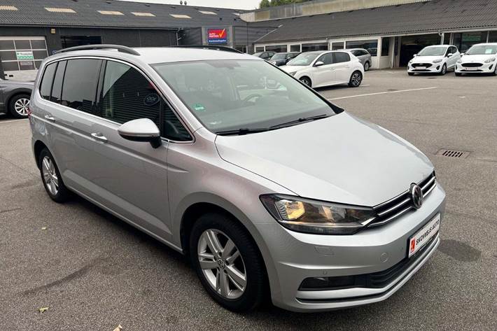 Sølv VW Touran fra 2020