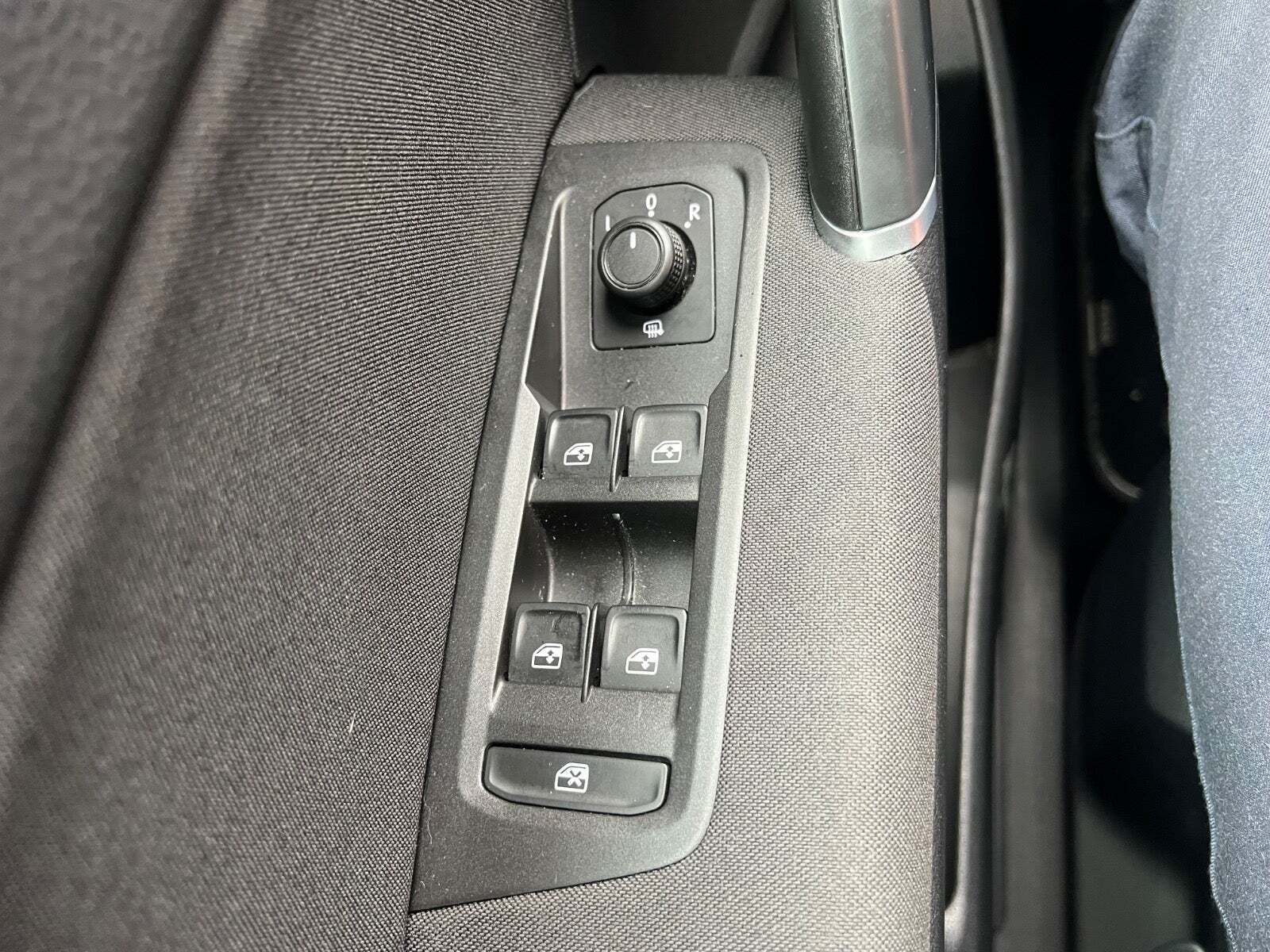Sølv VW Touran fra 2020 set indefra
