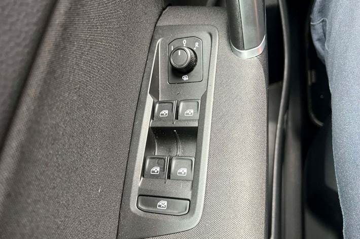 Sølv VW Touran fra 2020 set indefra