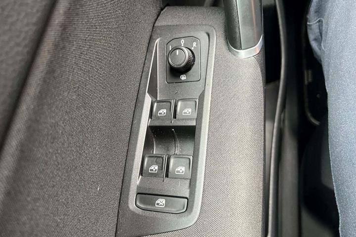 Sølv VW Touran fra 2020 set indefra