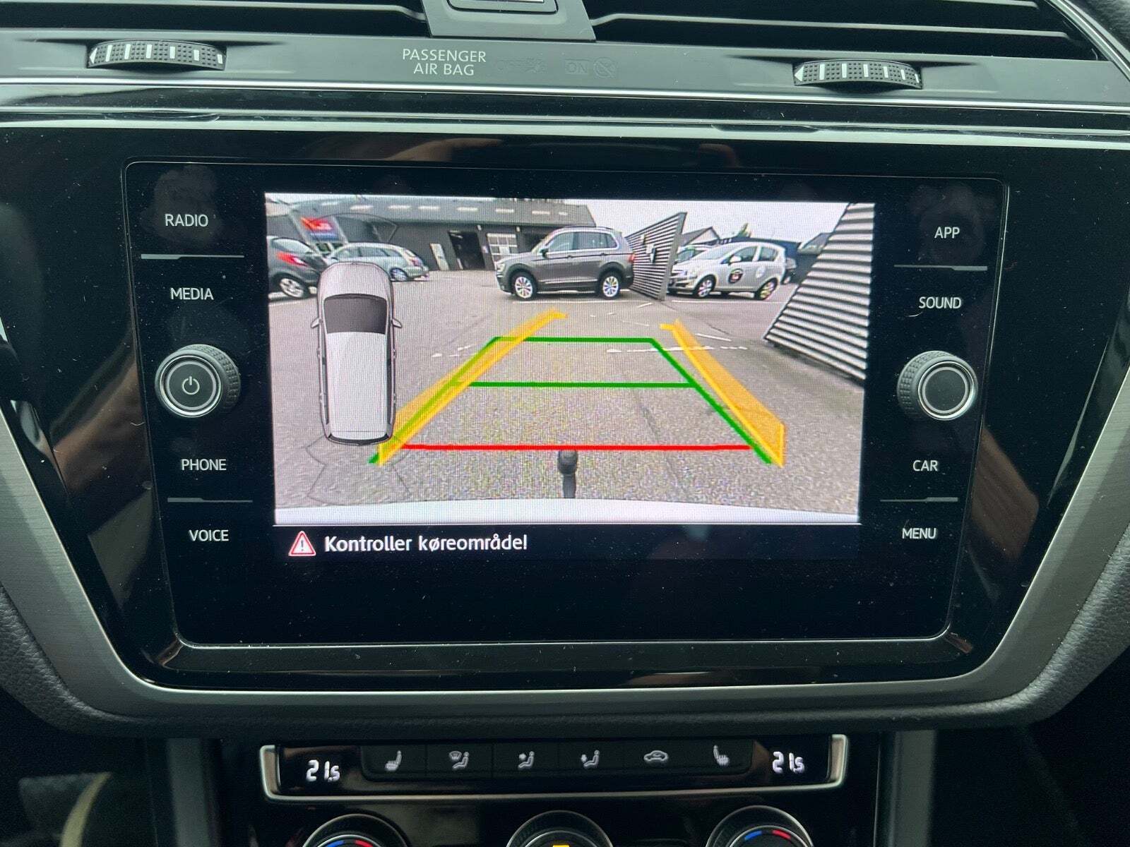 Sølv VW Touran fra 2020 set indefra