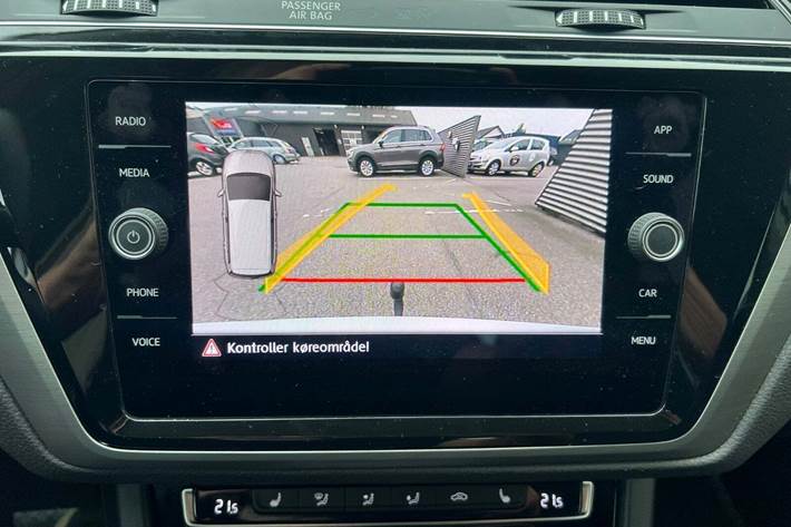 Sølv VW Touran fra 2020 set indefra
