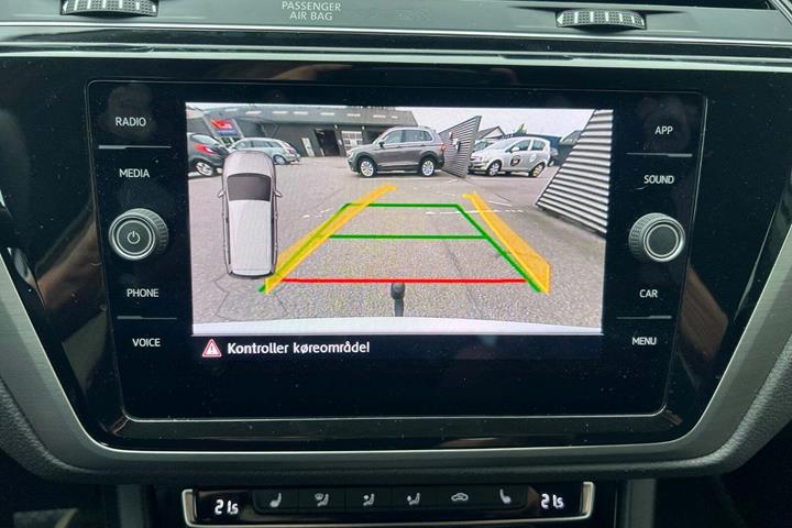 Sølv VW Touran fra 2020 set indefra