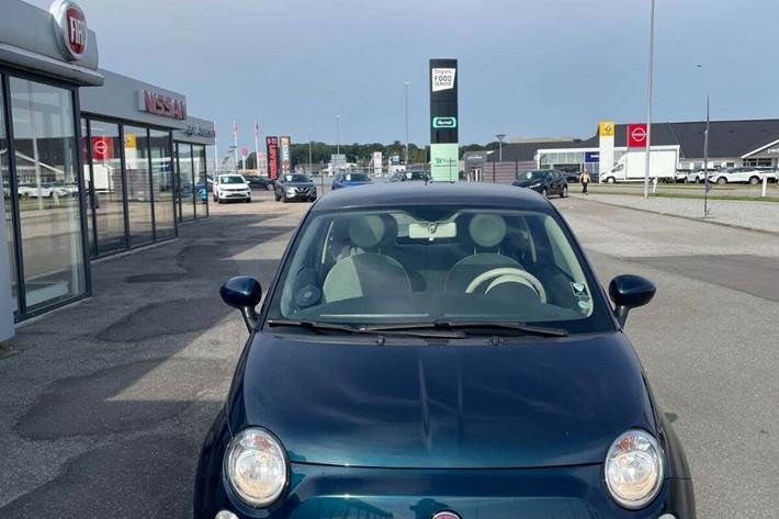 Blå Fiat 500 fra 2013