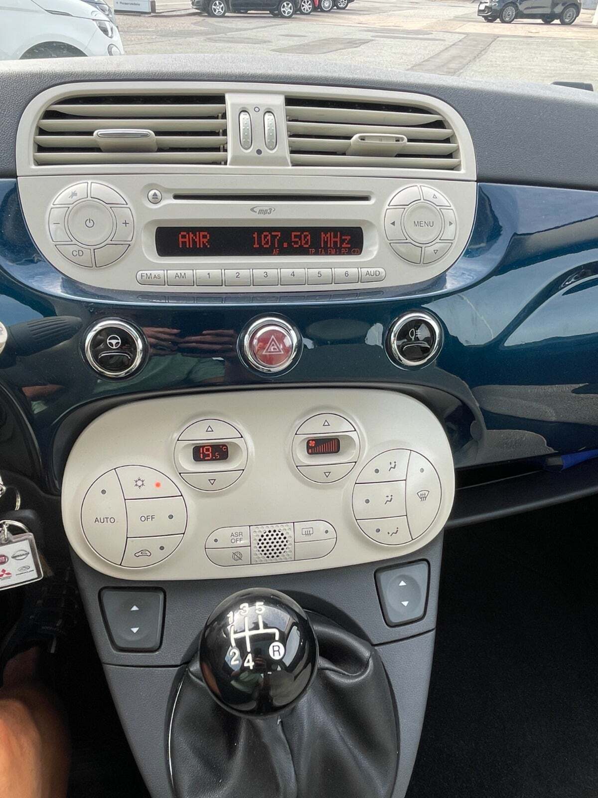 Blå Fiat 500 fra 2013