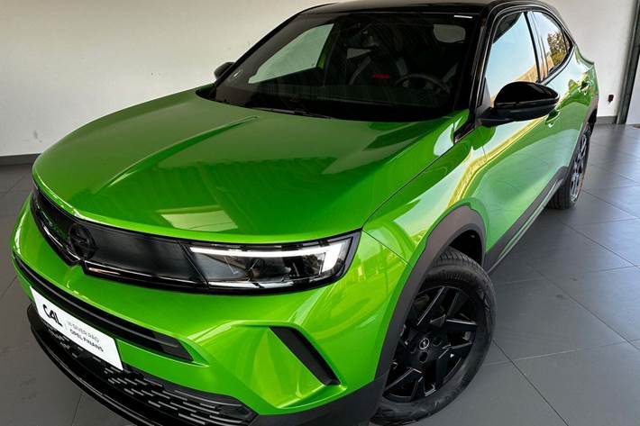 Grøn Opel Mokka-e fra 2023 set udefra