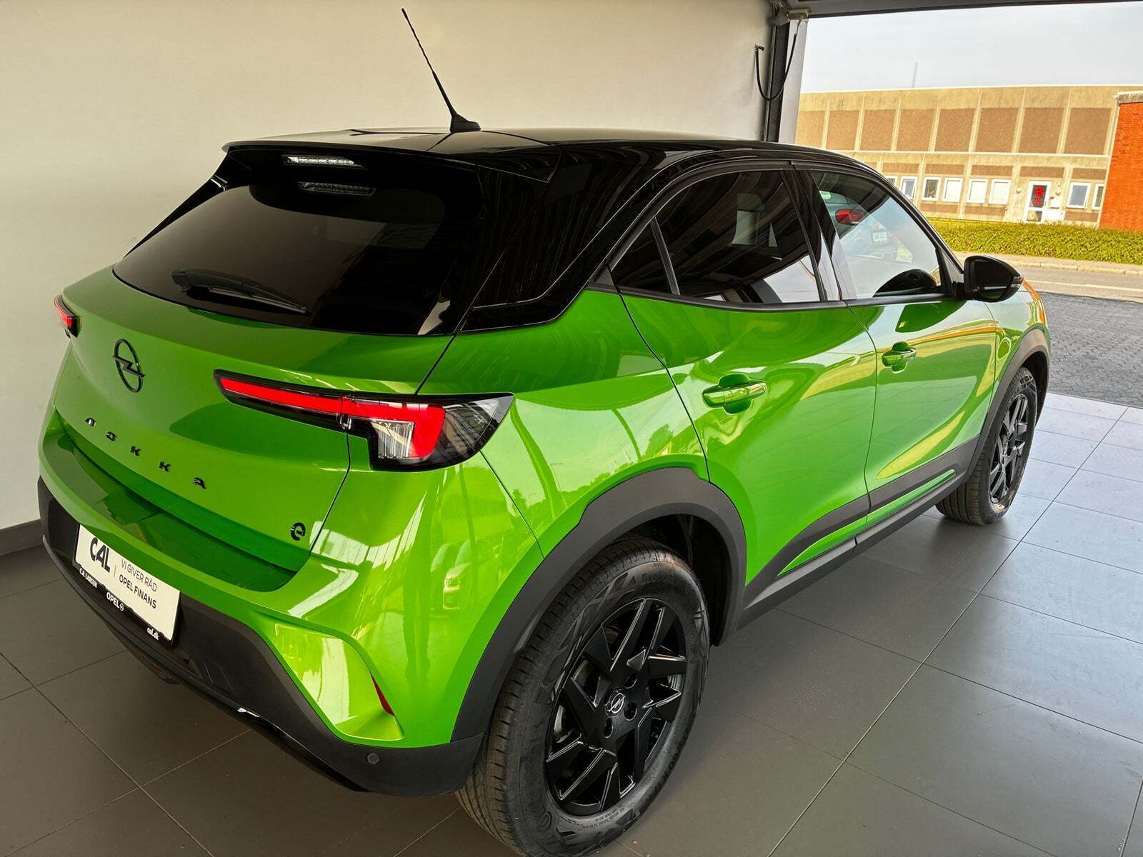 Grøn Opel Mokka-e fra 2023