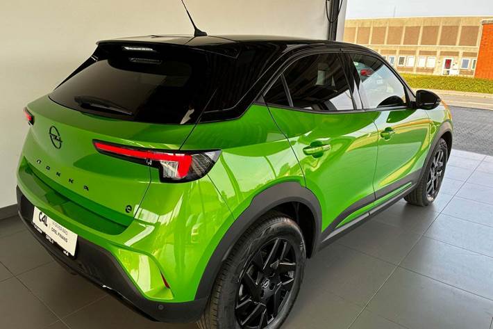 Grøn Opel Mokka-e fra 2023