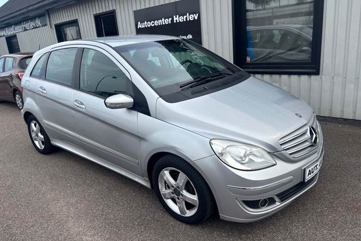 Sølv Mercedes B200 fra 2007 set udefra