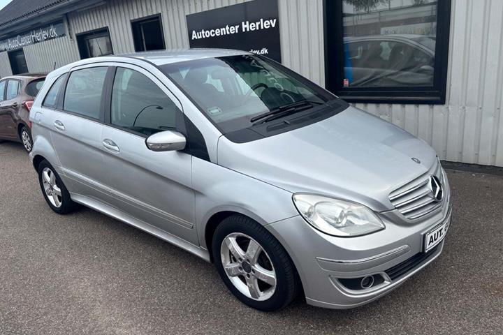 Sølv Mercedes B200 fra 2007 set udefra
