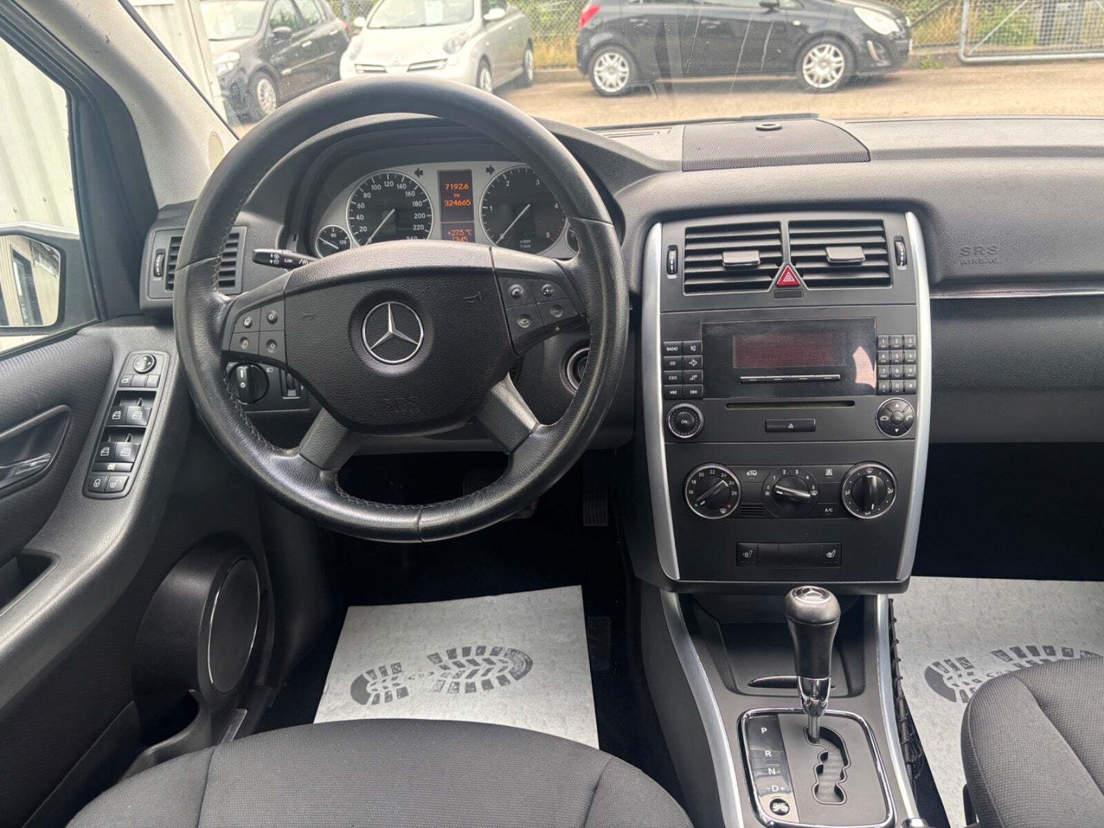 Sølv Mercedes B200 fra 2007 set indefra