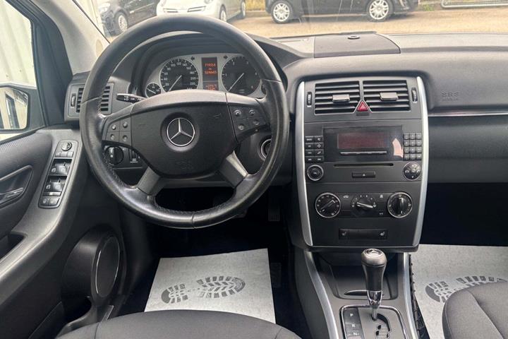Sølv Mercedes B200 fra 2007 set indefra