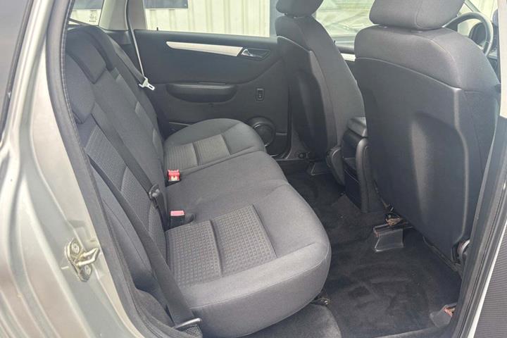 Sølv Mercedes B200 fra 2007 set indefra