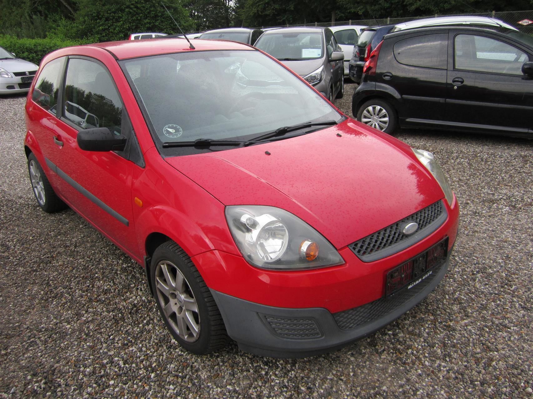 Rød Ford Fiesta fra 2005