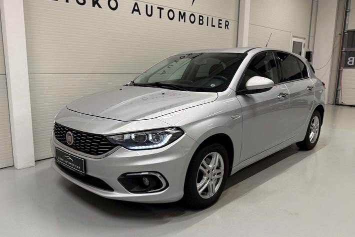 Sølv Fiat Tipo fra 2017 set udefra