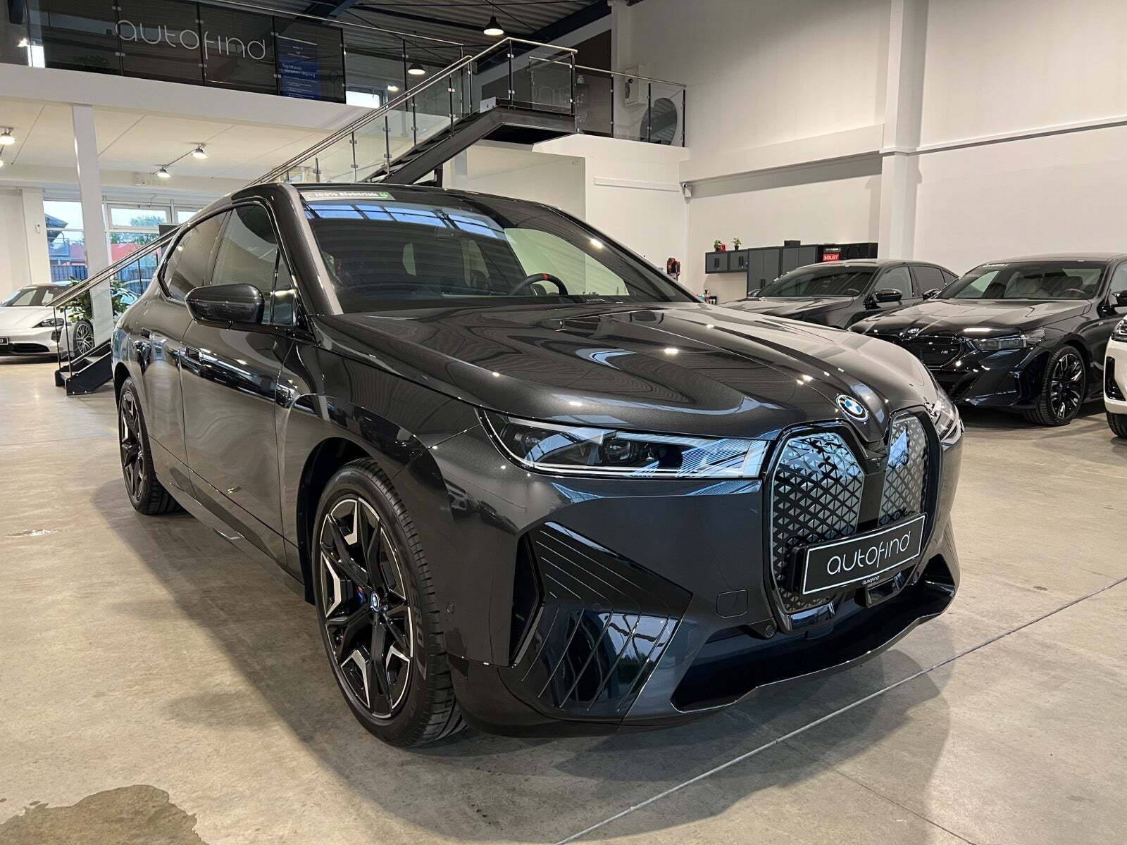 Grå BMW iX fra 2025 set udefra