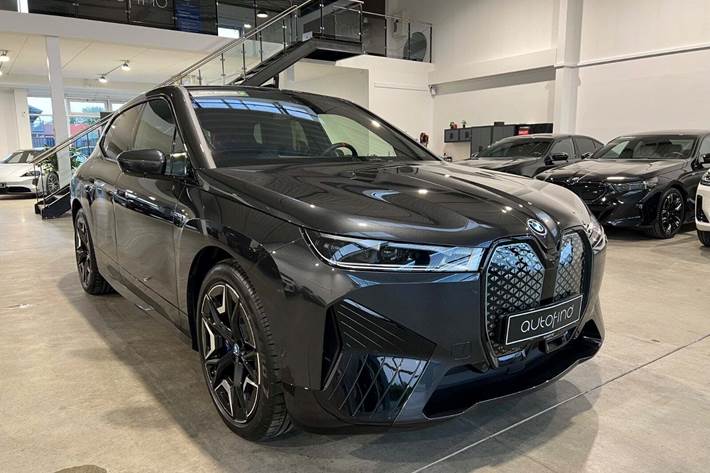 Grå BMW iX fra 2025 set udefra