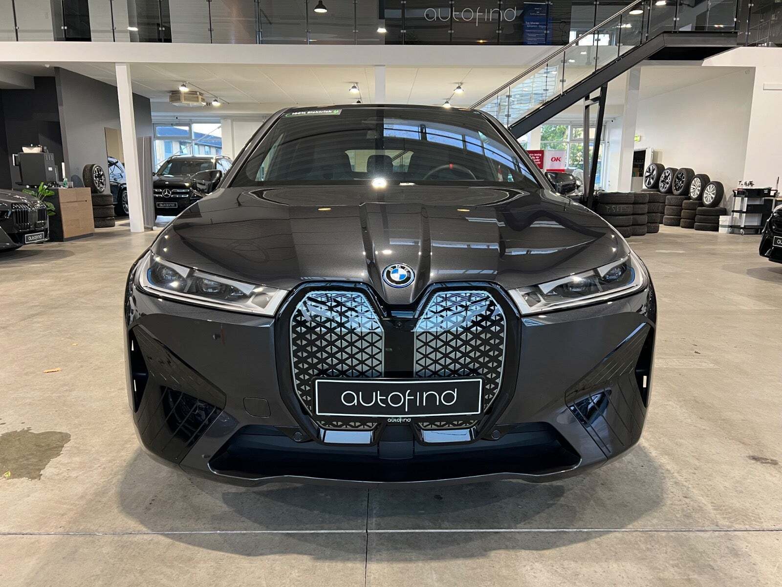 Grå BMW iX fra 2025