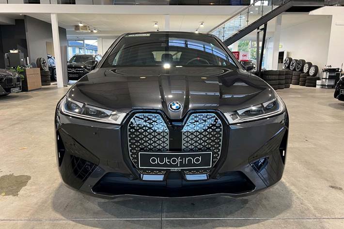 Grå BMW iX fra 2025