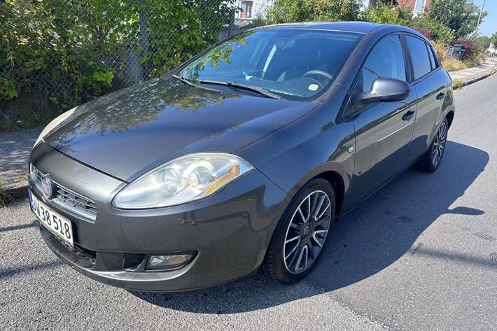 Grøn Fiat Bravo fra 2008 set udefra