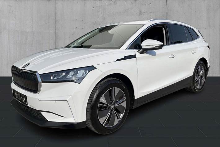 Hvid Skoda Enyaq fra 2023 set udefra