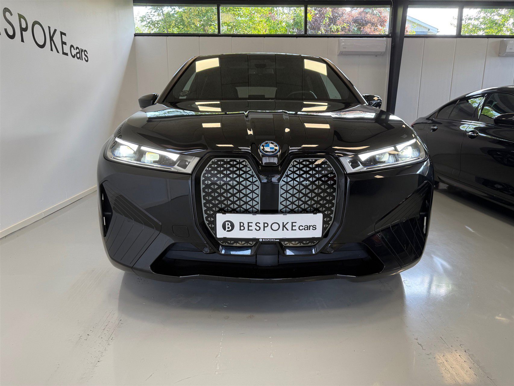 Sort BMW iX fra 2024