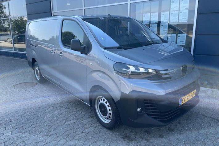 Grå Peugeot Expert fra 2025 set udefra
