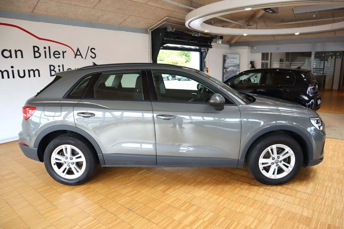 Grå Audi Q3 fra 2020