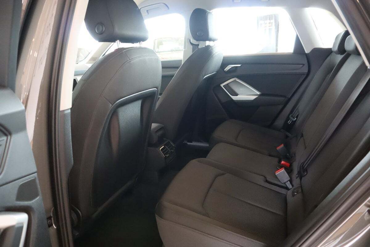 Grå Audi Q3 fra 2020