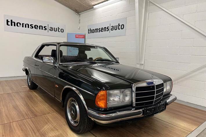 Grøn Mercedes 230 CE fra 1981 set udefra