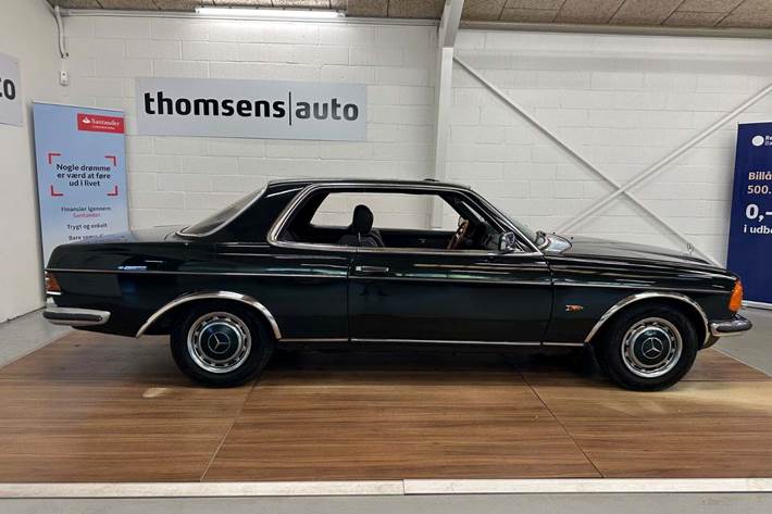 Grøn Mercedes 230 CE fra 1981 set udefra